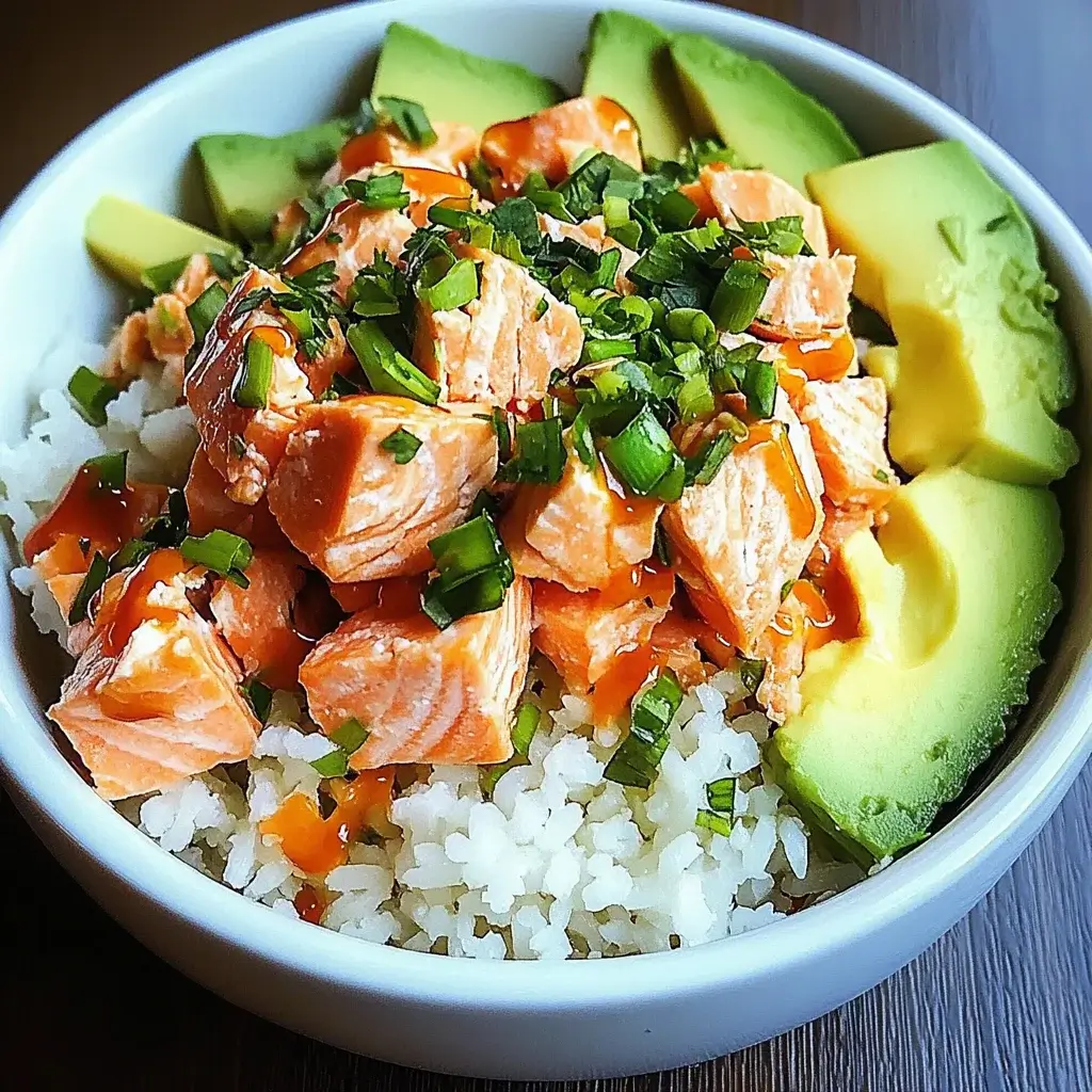 Zesty Sriracha Salmon Salad Bowl: A Flavorful Delight!
